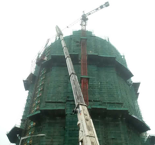 鸡西市吊车在工地上作业